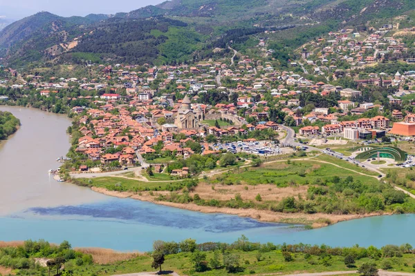 Luchtfoto van de oude stad Mtskheta en samenvloeiing van de rivieren Kura en Aragvi in Georgië — Stockfoto