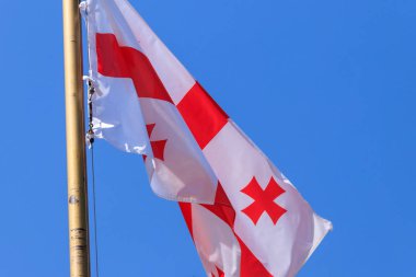 Mavi gökyüzüne karşı Gürcistan bayrağı