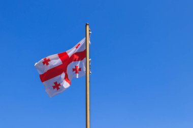 Mavi gökyüzüne karşı Gürcistan bayrağı