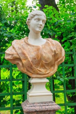 Pembe perdelik genç kadın heykel 