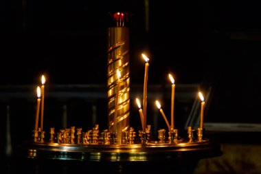 Ortodoks Kilisesinde yanan mumlarla büyük kilise mum çubuğu