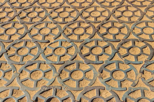 Pavimento de ferro fundido em Kronstadt, Rússia. Contexto, textura — Fotografia de Stock