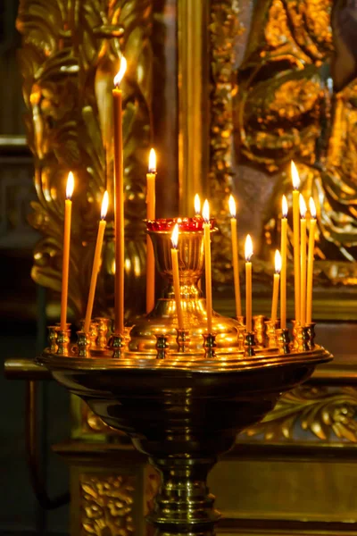 Gran candelero de iglesia con velas encendidas en la iglesia ortodoxa —  Fotos de Stock