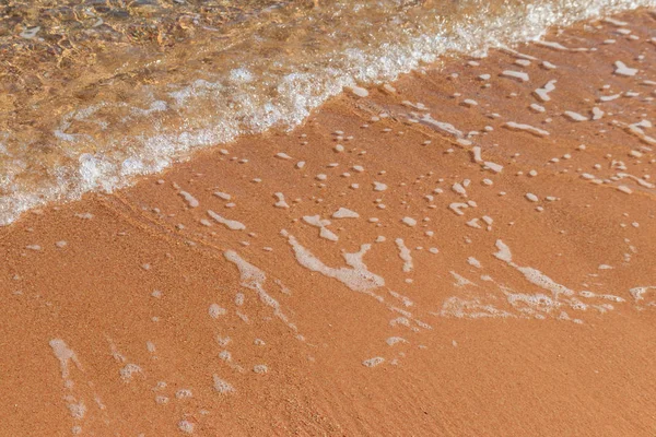 Douce vague de mer sur une plage de sable fin — Photo