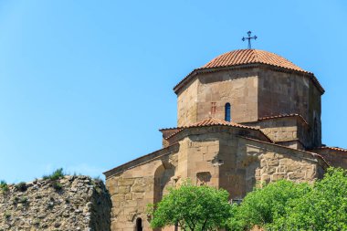 Altıncı yüzyılın ortodoks manastırı olan Jvari manastırının eski Mtskheta (UNESCO Dünya Mirası sahası) üzerindeki kayalık dağın tepesindeki manzarasına bakın.