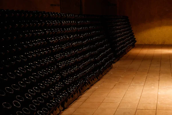 Muchas botellas de vino en la bodega de la bodega — Foto de Stock