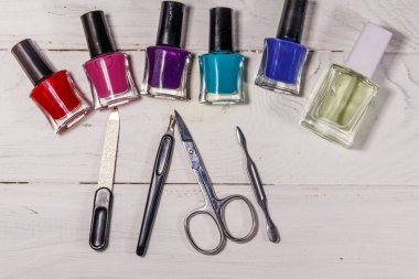 Beyaz ahşap arka planda manikür araçları temel seti