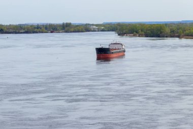 Kargo gemisi Dinyeper nehrinde yol alıyor.