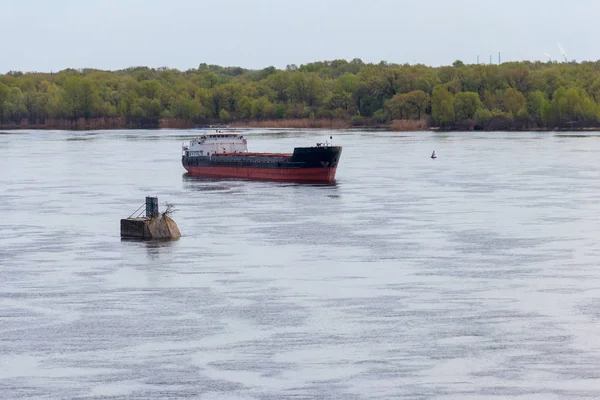 Buque de carga navegando por el río Dnieper — Foto de Stock