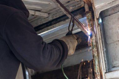 İşçi çeliği elle kaynak yapıyor.