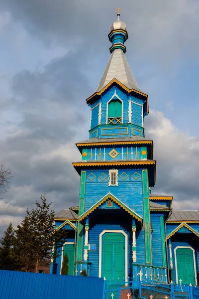 Oude houten kerk in het Oekraïense dorp — Stockfoto