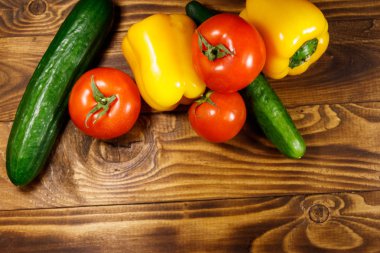 Mutfak masasında taze sebze yığını