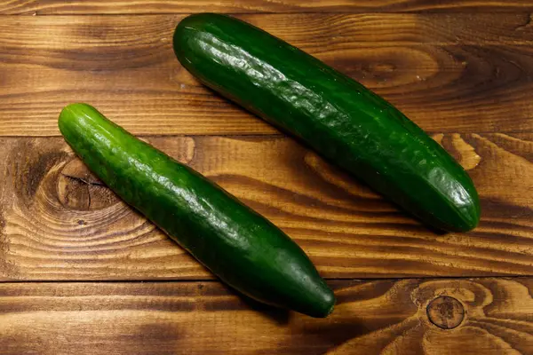 Zwei frische Gurken auf Holztisch — Stockfoto