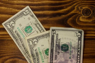 Ahşap arka plan üzerinde beş dolarlık banknot. Üstten görünüm