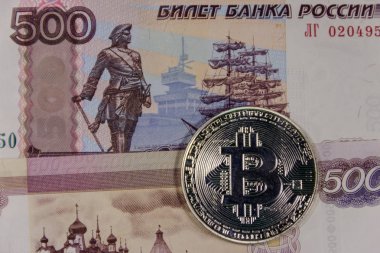 Gümüş Bitcoin üzerinde 500 Rus ruble banknotlar arka plan