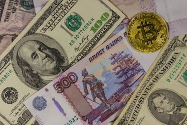 Biz dolarların ve Rus rublelerinin arka planında altın bitcoin 