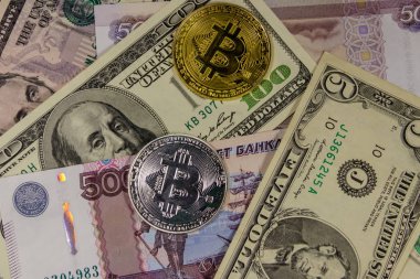 Biz dolarların ve Rus rublelerinin arka planında altın ve gümüş bitcoin