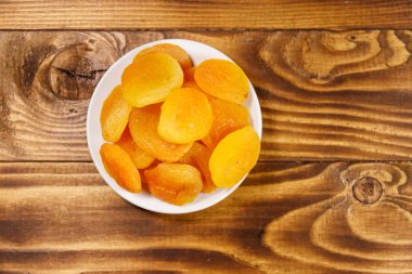 Ahşap masada kurumuş kayısılar. Üst görünüm