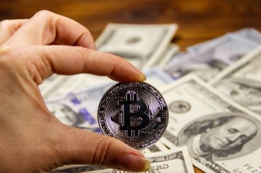 100 dolarlık banknotlara karşı gümüş bitcoin.