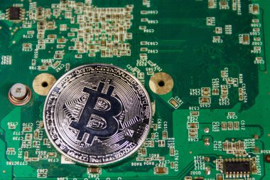 Bir bilgisayar anakartında gümüş Bitcoin