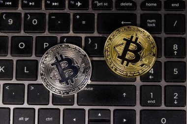 Dizüstü klavyede altın ve gümüş Bitcoins