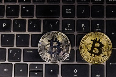 Dizüstü klavyede altın ve gümüş Bitcoins
