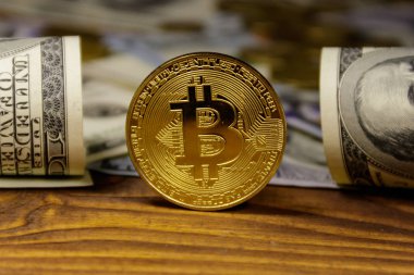 Altın bitcoin ve ahşap arka planda dolar