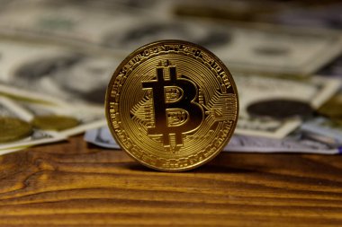 Altın bitcoin ve ahşap arka planda dolar