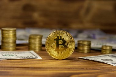 Altın bitcoin ve ahşap arka planda dolar