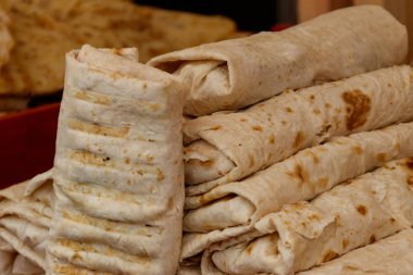 Sargı sandviçleri yakın çekim. Pide ekmeği içinde Shawarma veya Kebap ruloları