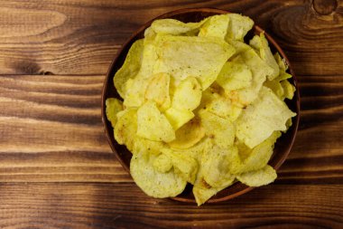 Tahta masada patates cipsi tabağı