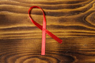 Ahşap arka planda kırmızı AIDS şerit