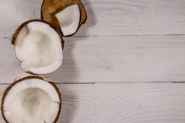 Beyaz ahşap masada taze hindistan cevizi.