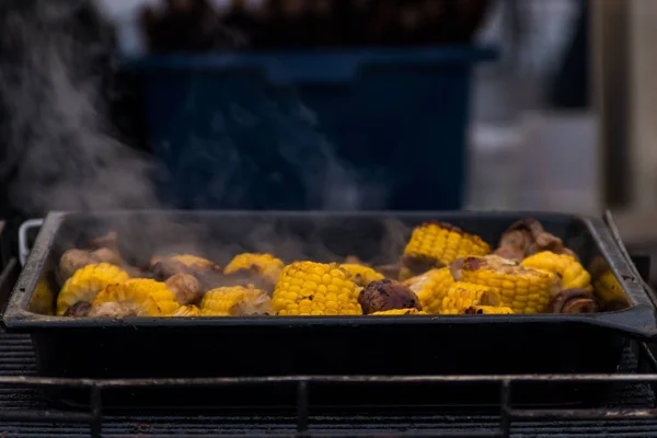 Приготовление жареной кукурузы на горячей плите. Уличная еда — стоковое фото
