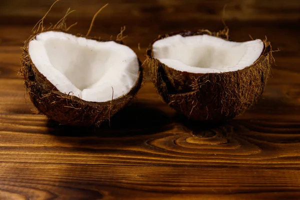 Свежий спелый кокос на деревенском деревянном столе — стоковое фото