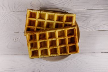 Beyaz ahşap masada Belçika waffleları. Üst görünüm