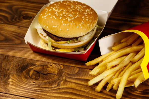 Big hamburger e patatine fritte sul tavolo di legno — Foto Stock