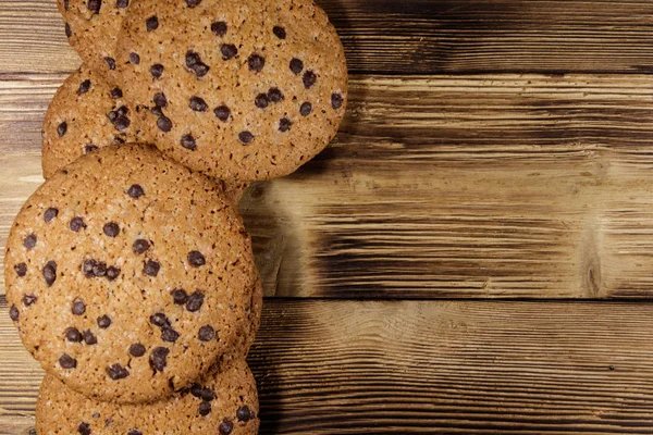 Chocolate chip cookies on wooden table. Top view — Stock Photo, Image