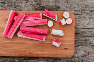 Rustik ahşap masa üzerinde kesme tahtası üzerinde sopa Yengeç