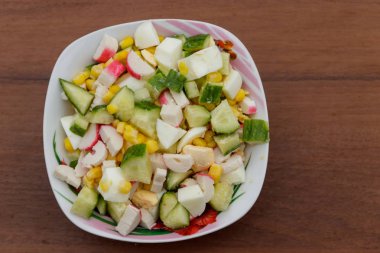 Yengeç sopa, tatlı mısır, salatalık ve ahşap masa üzerinde yumurta salatası. Üstten Görünüm