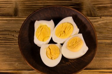 Ahşap masa üzerinde bir tabakta haşlanmış yumurta