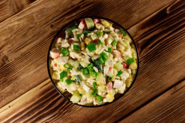 Yengeç çubuklu salata, mısır, salatalık, yumurta, pirinç ve mayonez. Üst görünüm