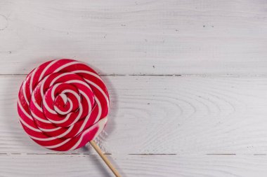 Beyaz ahşap zemin üzerinde tatlı lolipop. Üstten Görünüm