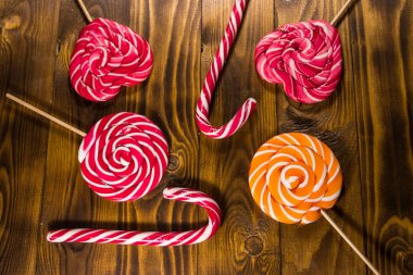 Kırsal ahşap arka planda tatlı lolipoplar. Üst görünüm