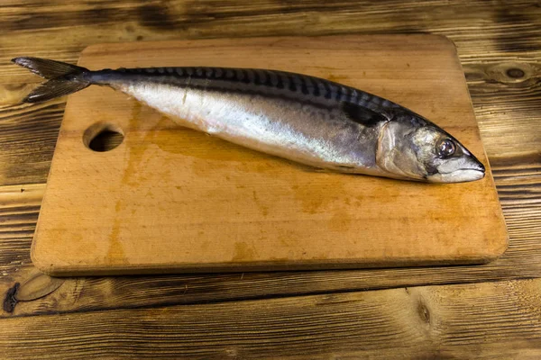 Saltad scomber fisk på skärbräda. Hela makrill på träbord — Stockfoto