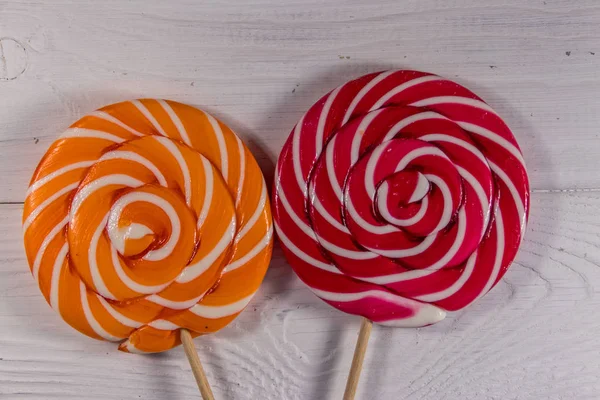 Sweet lollipop on white wooden background. Top view — Stock Photo, Image