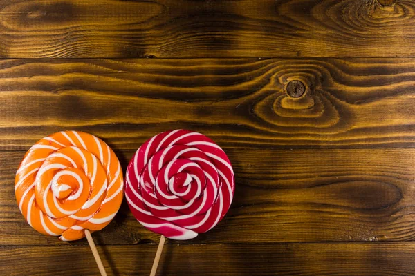 Sweet lollipops on rustic  wooden background. Top view — Stock Photo, Image