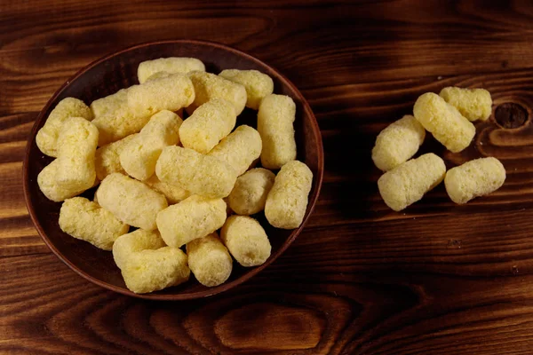 Palitos de maíz dulce en un plato sobre una mesa de madera — Foto de Stock