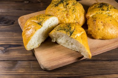 Taze ekmek ciabatta ahşap masa üzerinde kesme tahtası üzerinde