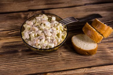 Beyaz fasulyeli salata, patates, tavuk eti, yumurta ve mayonez.